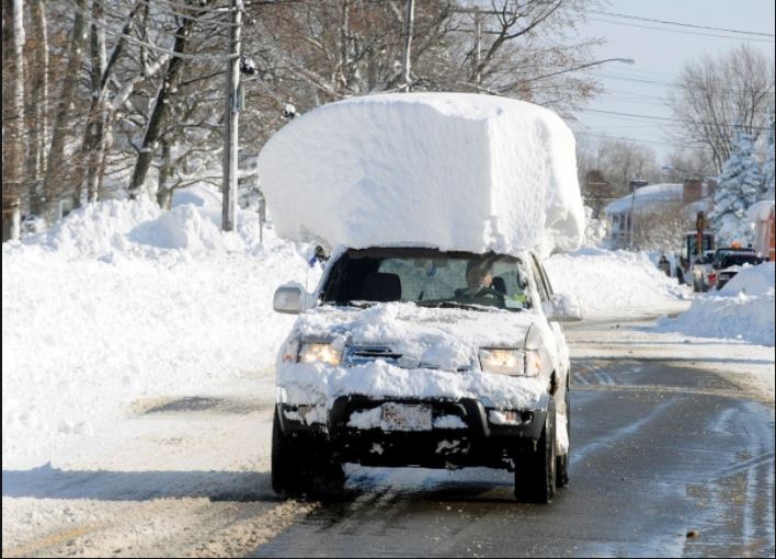Snow on your car roof – why it needs to be cleared