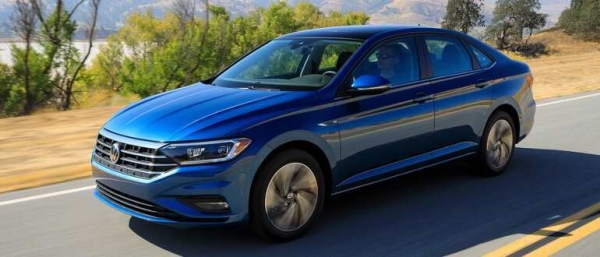 The 2019 Volkswagen Jetta in urban driving conditions