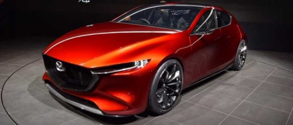 Mazda 3 хэтчбек 2019 на дороге