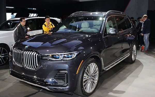 The luxurious interior of the BMW X7