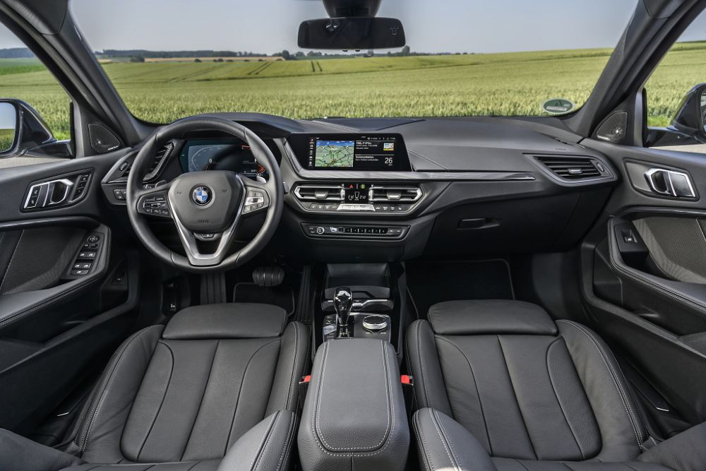 Интерьер BMW 1 Series 2027: передняя панель и экраны