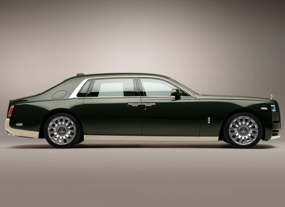 Rolls-Royce Phantom 2027 вид сбоку