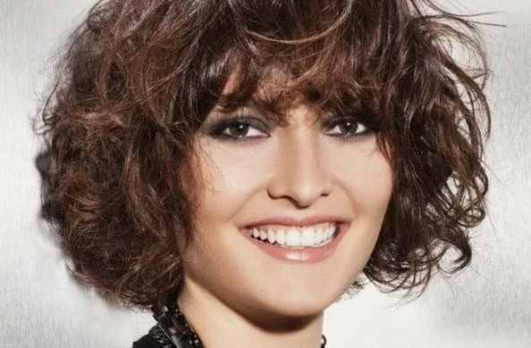 Bangs are fashionable in 2020
