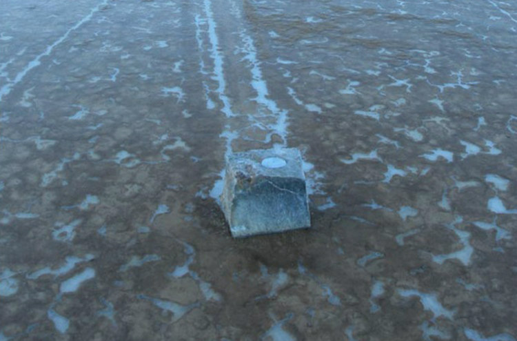 Скользящий камень с GPS-трекером Sliding Rock with GPS Tracker